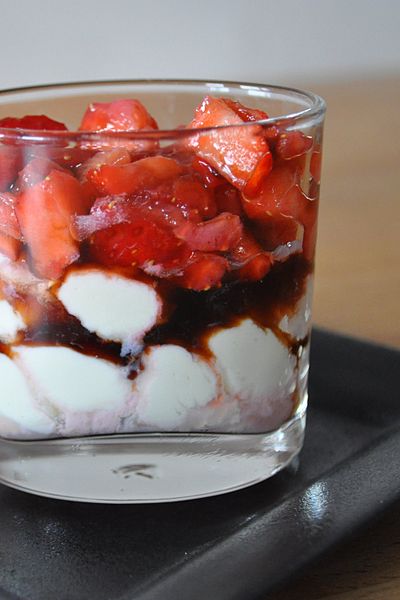 Verrines  fraises, rhubarbe et mousse au chocolat blanc